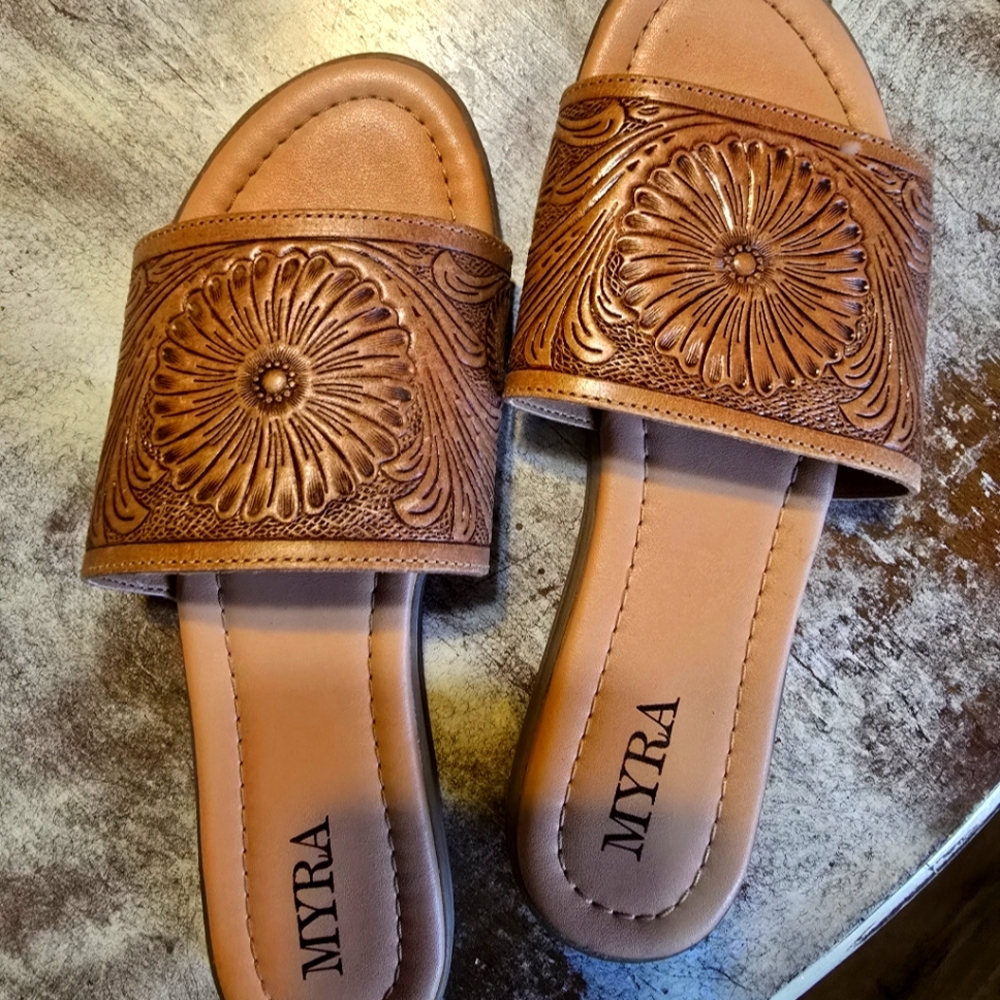 NWOT Myra Slides